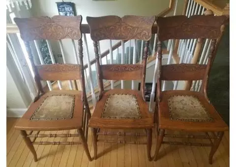 Antique Round Oak clawfoot table with eight antique chairs